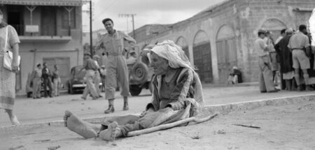 Flucht unmöglich: Eine alte Palästinenserin sitzt in Al-Madschda...